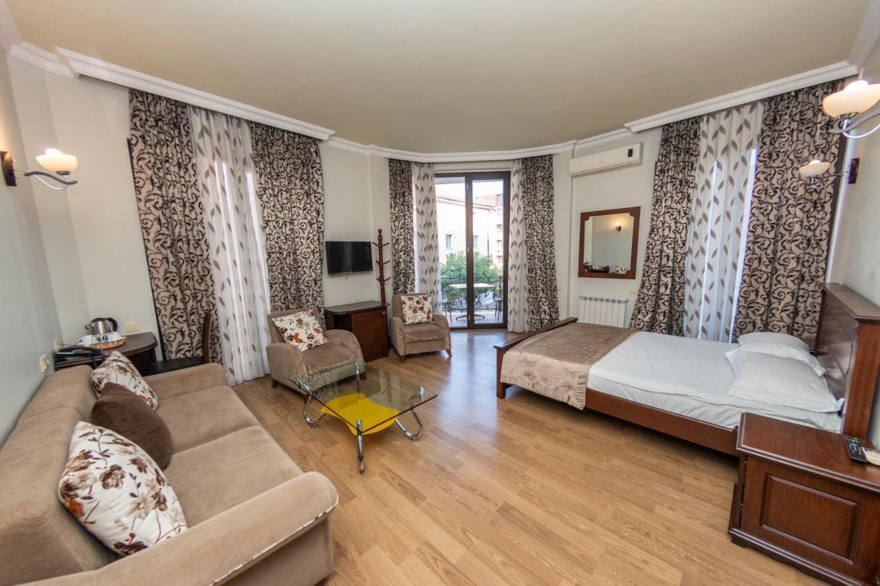 Eiffel Hotel バトゥーミ エクステリア 写真
