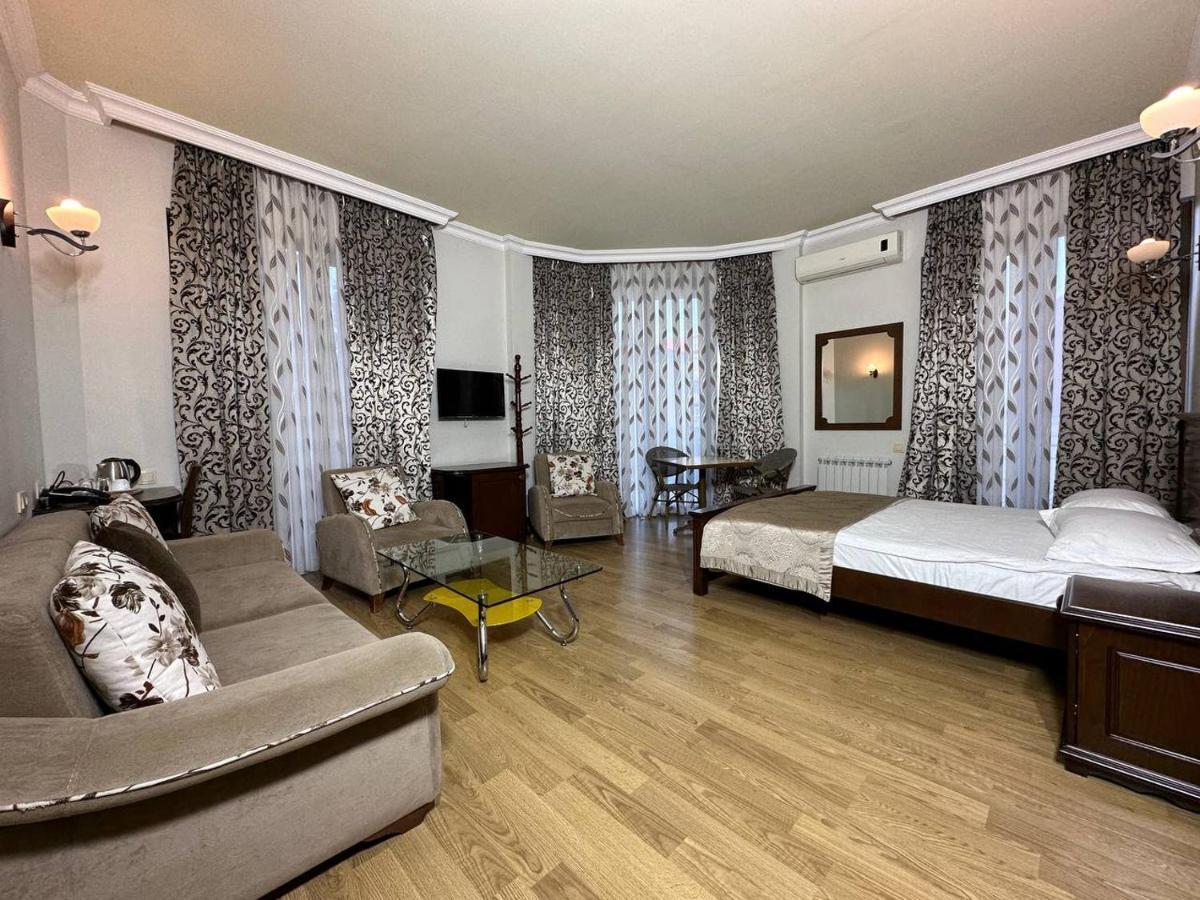 Eiffel Hotel バトゥーミ エクステリア 写真