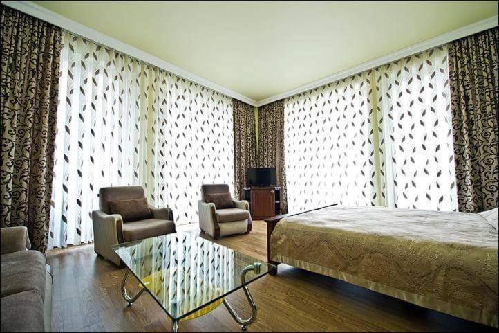 Eiffel Hotel バトゥーミ エクステリア 写真